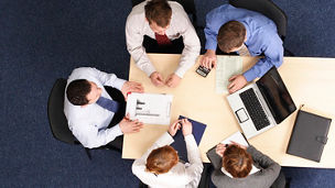 ミーティング中の人々の俯瞰