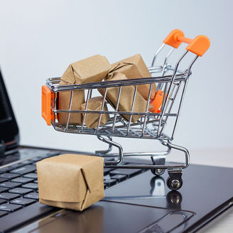 ノートパソコンと買い物カート