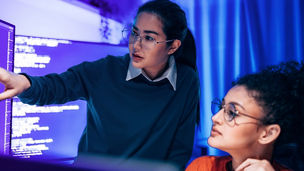 画面を指して相談する様子