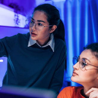 画面を指して相談する様子