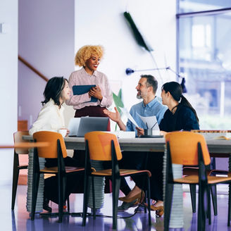  Japanese alt text: KPMG and Salesforce