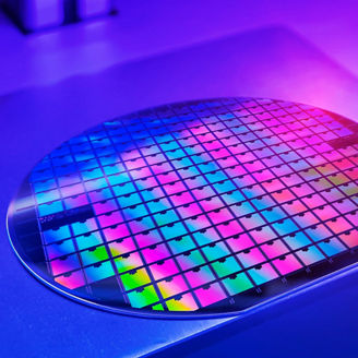 Japanese alt text: 作成されたシリコンウエハー