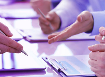 重要な審議を行うビジネスパーソングループ