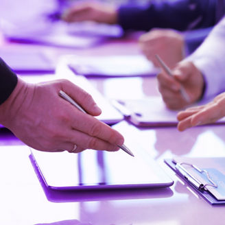 重要な審議を行うビジネスパーソングループ