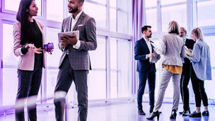 会議を待つビジネスの人々