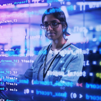 画面を見つめる人