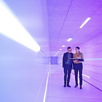 廊下で話し合う2人