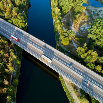 Japanese alt text: 高速道路橋