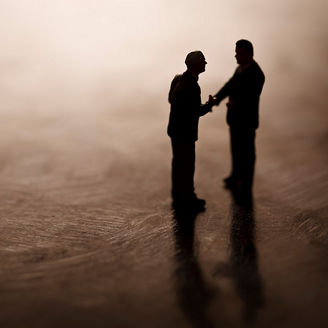 Japanese alt text: 握手するシルエット