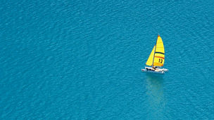 大海に浮かぶ黄色いヨット