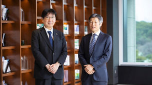 対談者二人の立ち姿