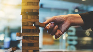 Japanese alt text:バランスを保つ積木