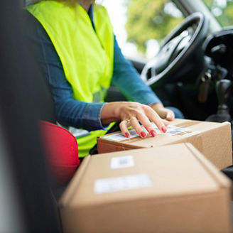 運転席で作業する女性