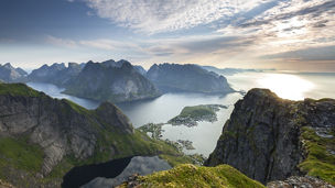 急峻な山に囲まれた入り江の町