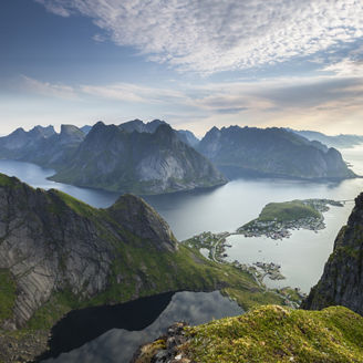 急峻な山に囲まれた入り江の町