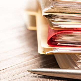 積まれた書類