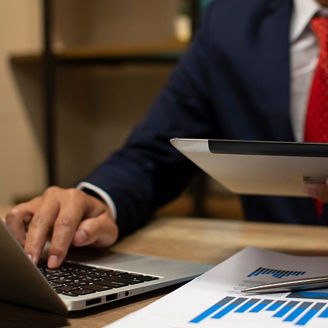 予算を計算する男性