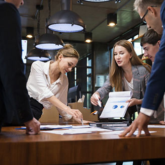 プロジェクト改善の決定を行う女性ビジネス開発リーダー