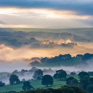ダービーシャーの日の出と霞
