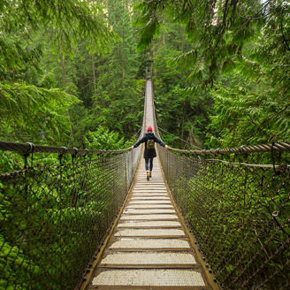 つり橋を歩く女性