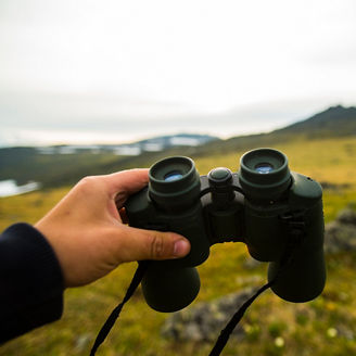 双眼鏡を持つ人