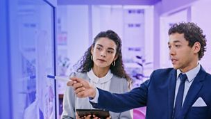 ホワイトボードを使って検討する二人