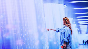 Japanese alt text: 大画面を操作する女性