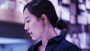 Japanese alt text: 買い物をする女性