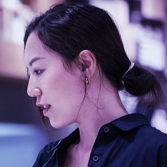 Japanese alt text: 買い物をする女性