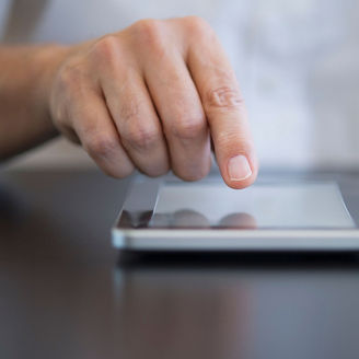 タブレットと操作している手