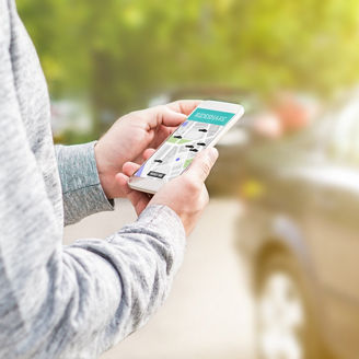 スマートフォンを持つ手