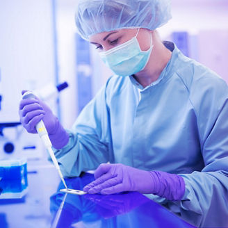 Japanese alt text: 研究室で研究する人