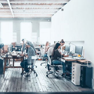 Japanese alt text: ガラス越しのオフィス風景