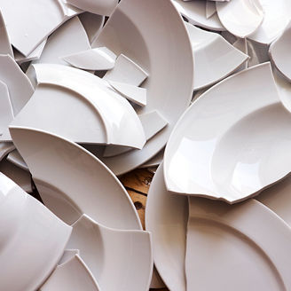  散乱する割れた白い皿