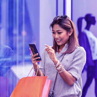 Japanese alt text: スマートフォンを操作する女性