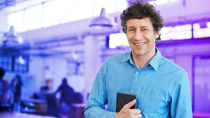 オフィスにいる男性