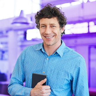 オフィスにいる男性