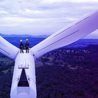 風力発電機に立つ人