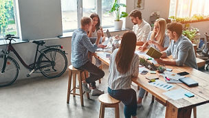 大きなデスクで一緒に仕事をするひとたち