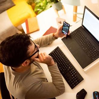 Japanese alt text: 男性とパソコン