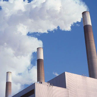 Japanese alt text: 白い蒸気を出す4本の煙突