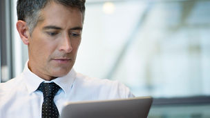 タブレットを見るビジネスパーソンのアップ