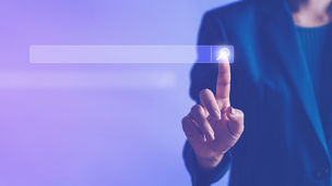 Japanese alt text:仮想画面の検索エンジンをタッチする人 