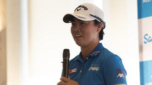 マイクでトーク中の笹生選手