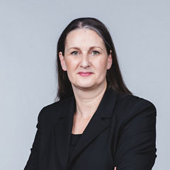 Bild von Karolina Berger vor einem hellgrauen Hintergrund