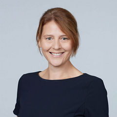 Porträt von Kerstin Heyn-Schaller vor einem hellgrauen Hintergrund