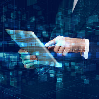 Finger tippt auf Tablet