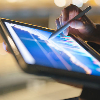 Hand zeichnet auf Tablet mit Stift