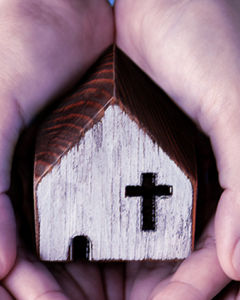 Kirchensymbol in Händen