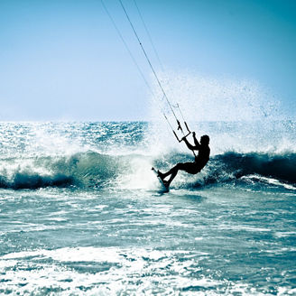 kite surfer op golven
